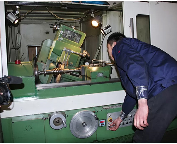 S7732蝸桿磨床，精度可達(dá)5級(jí)